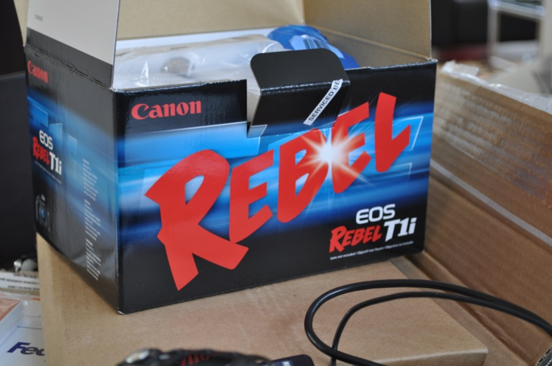 Illustration for article titled Canon Rebel T1i vs Nikon D5000: Entry-Level DSLR Battlemodo